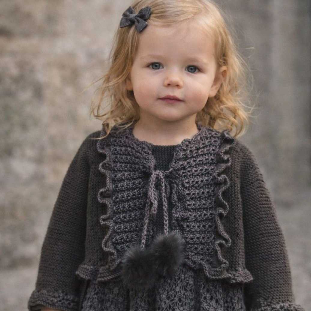 CHAQUETA CHOCOLATE CON POMPONES PELO