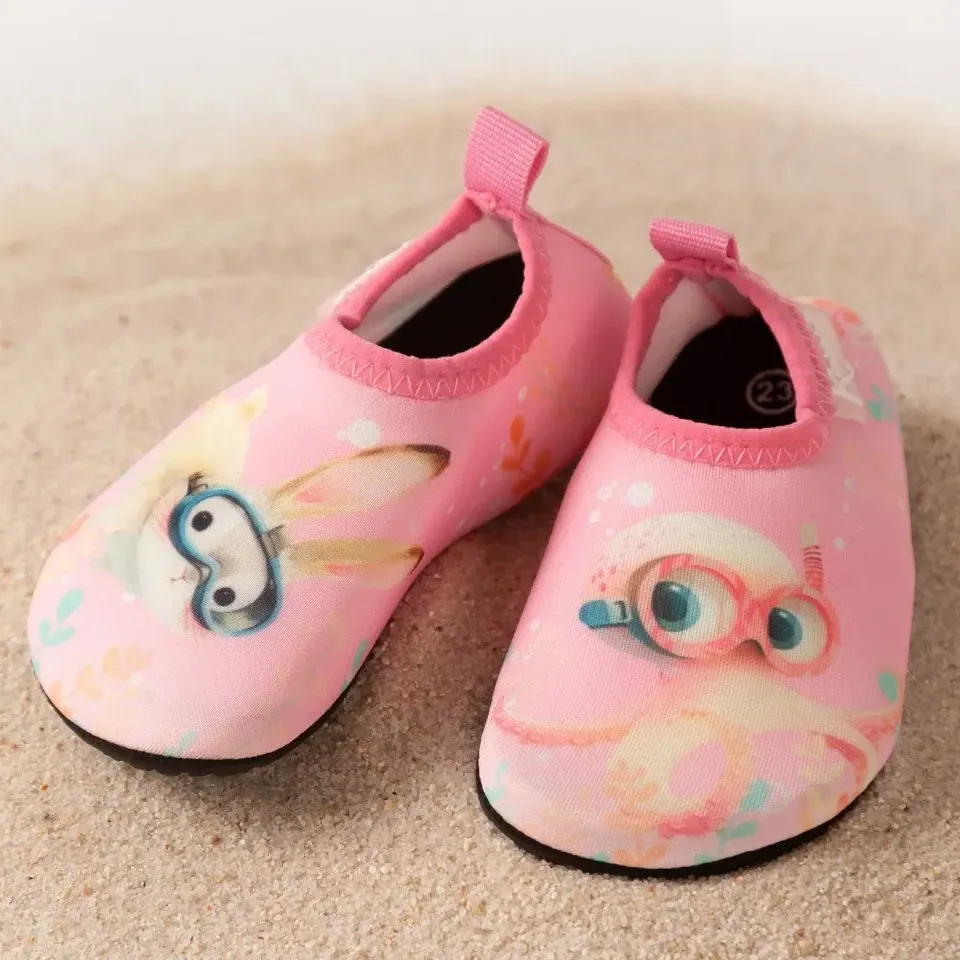 ESCARPINES DE BEBÉ ANTIDESLIZANTES PARA PLAYA Y PISCINA `AQUASOCKER` 6153 ROSA KIOKIDS