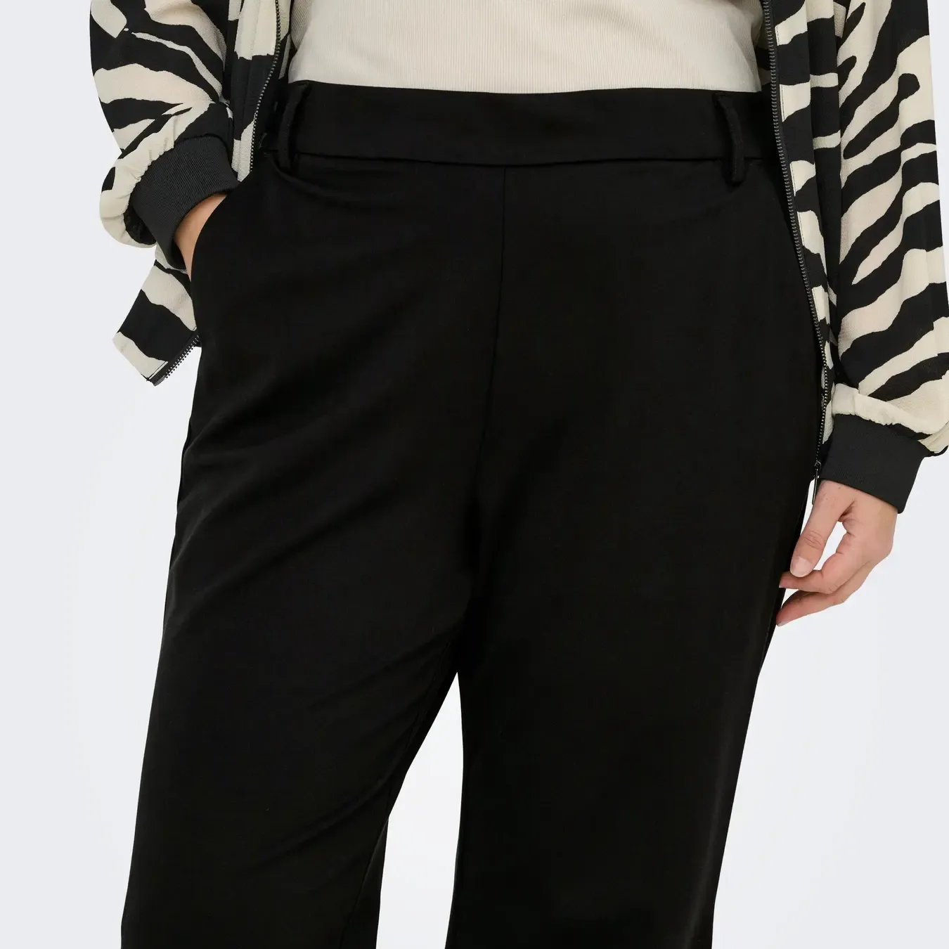 PANTALON ONLY CARMAKOMA NEGRO FLUIDO