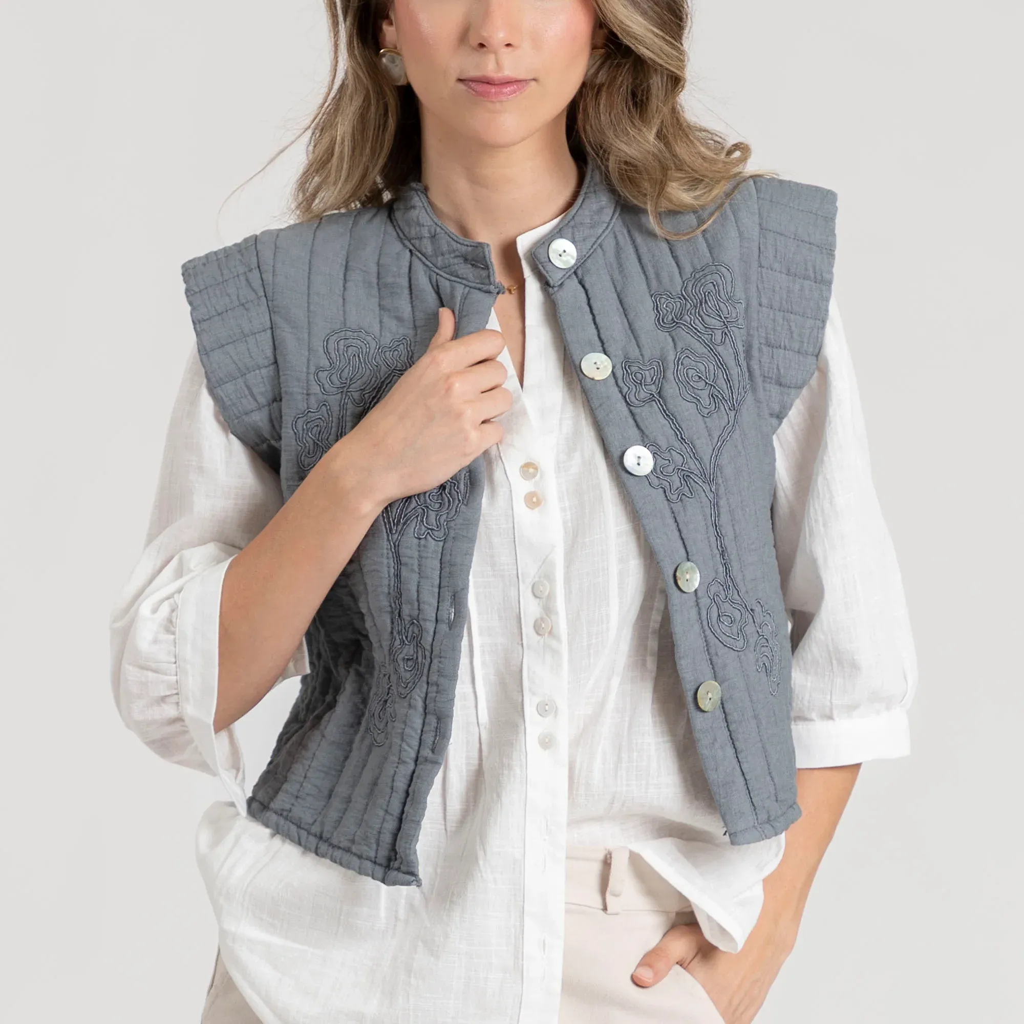 CHALECO GRIS BORDADO