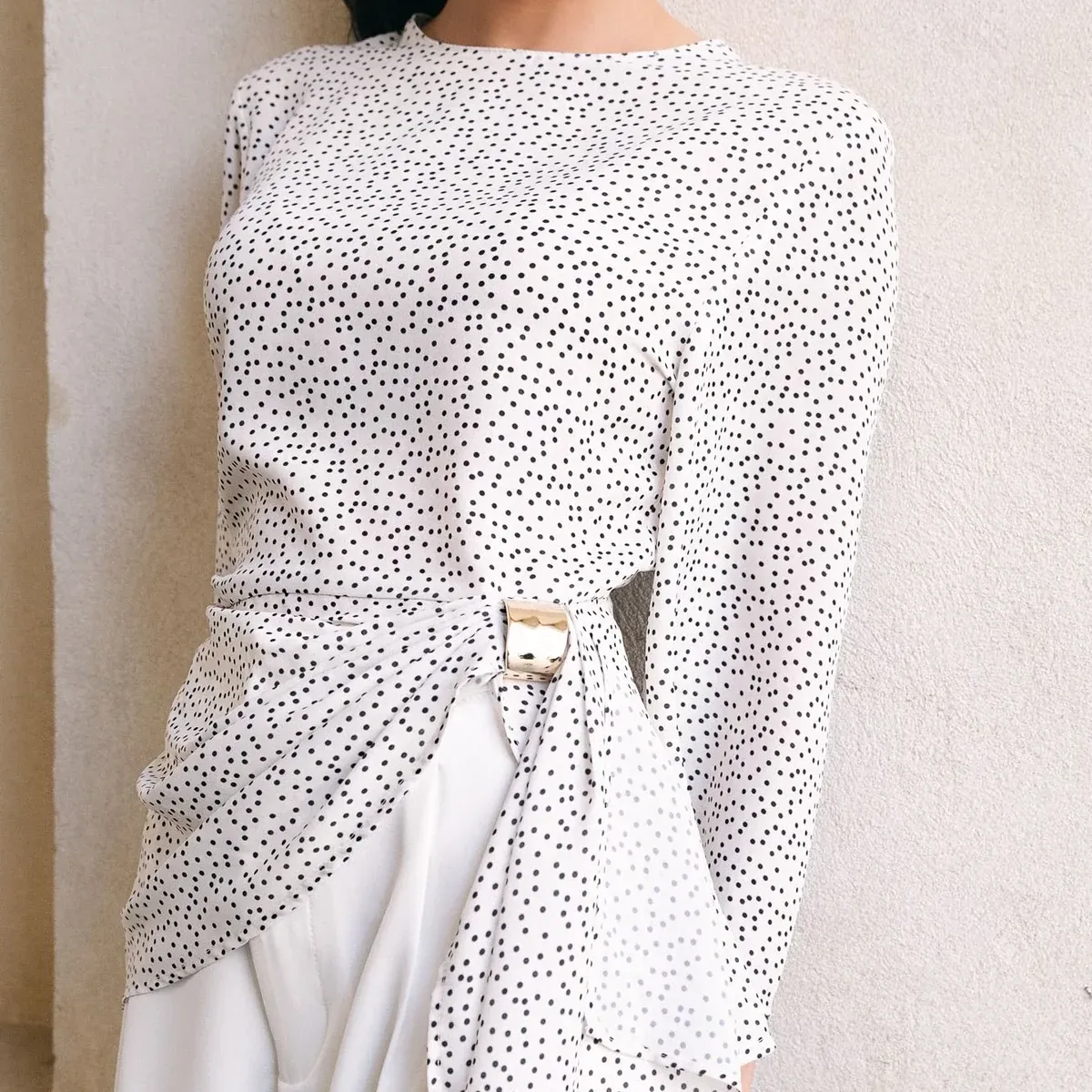 BLUSA EMAROLA APLIQUE DORADO BLANCA MUJER